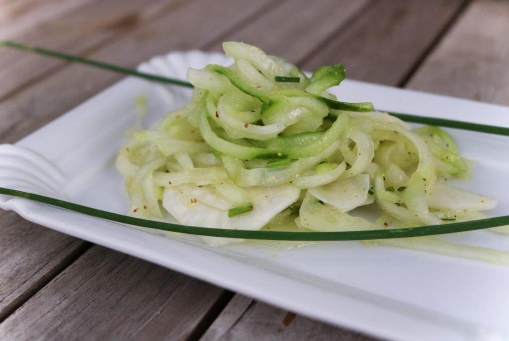 Rezept aus dem Garten: Gurkensalat mit Mairübchen und Schnittlauch ...