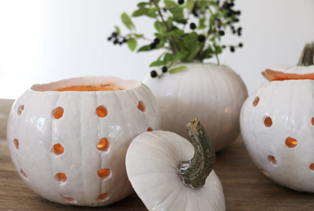 DIY Herbstdeko weiße Kürbisse Vase und Windlicht