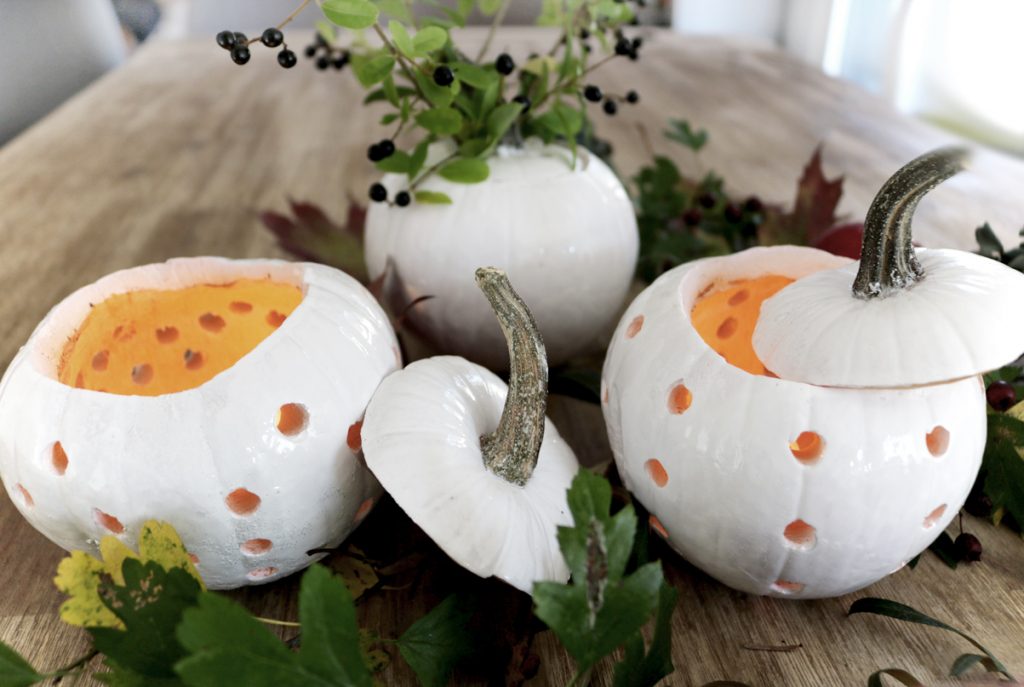 DIY Herbstdeko weiße Kürbisse als Vase und Windlicht