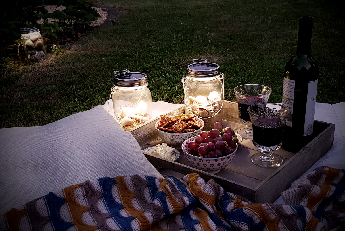 Picknick im Garten mit Sonnenglas