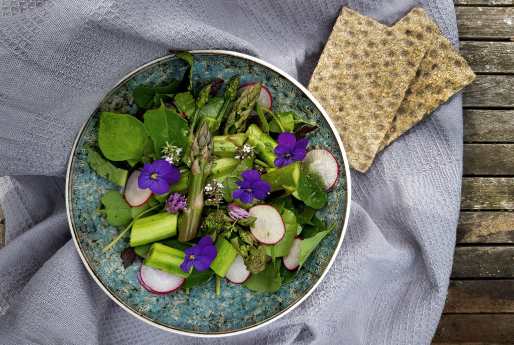 Grüner Spargelsalat mit Radieschen und Essbaren Blüten
