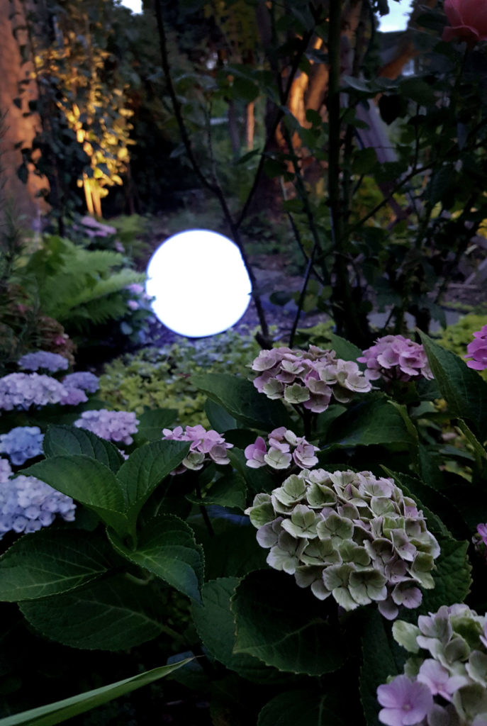 Stilvolle Gartenbeleuchtung im Spätsommer | BEGA Plug and Play