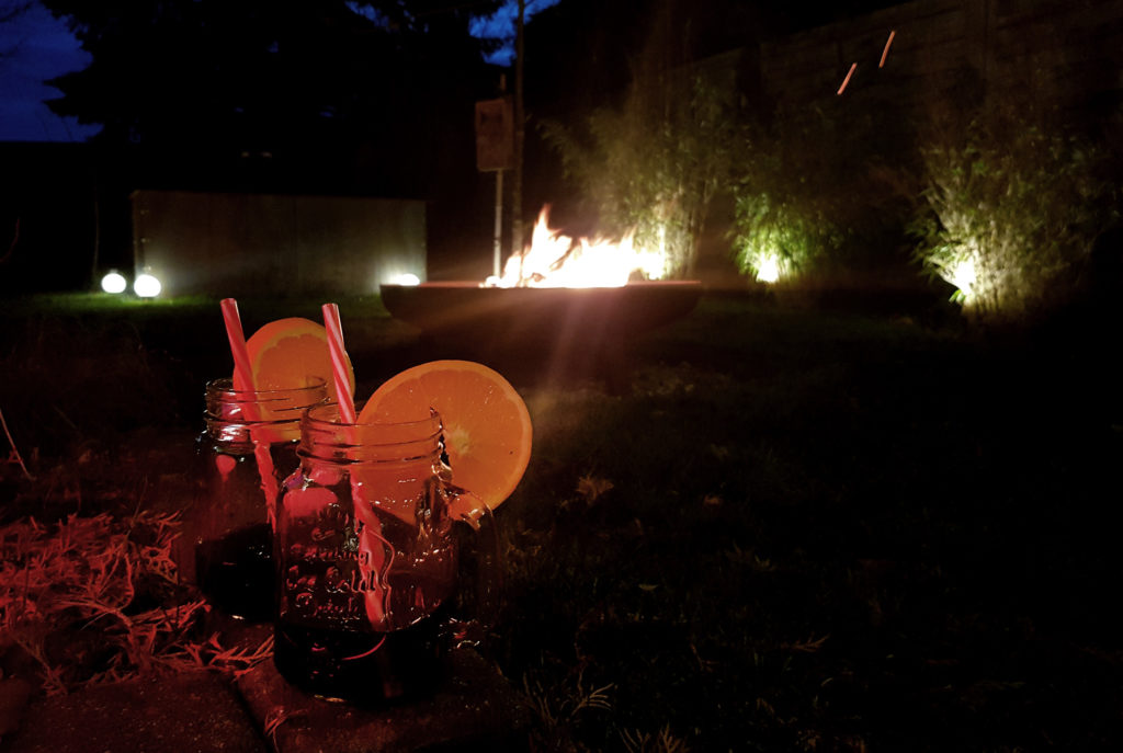 Glühweinabend am Lagerfeuer BEGA Plug & Play Gartenbeleuchtung
