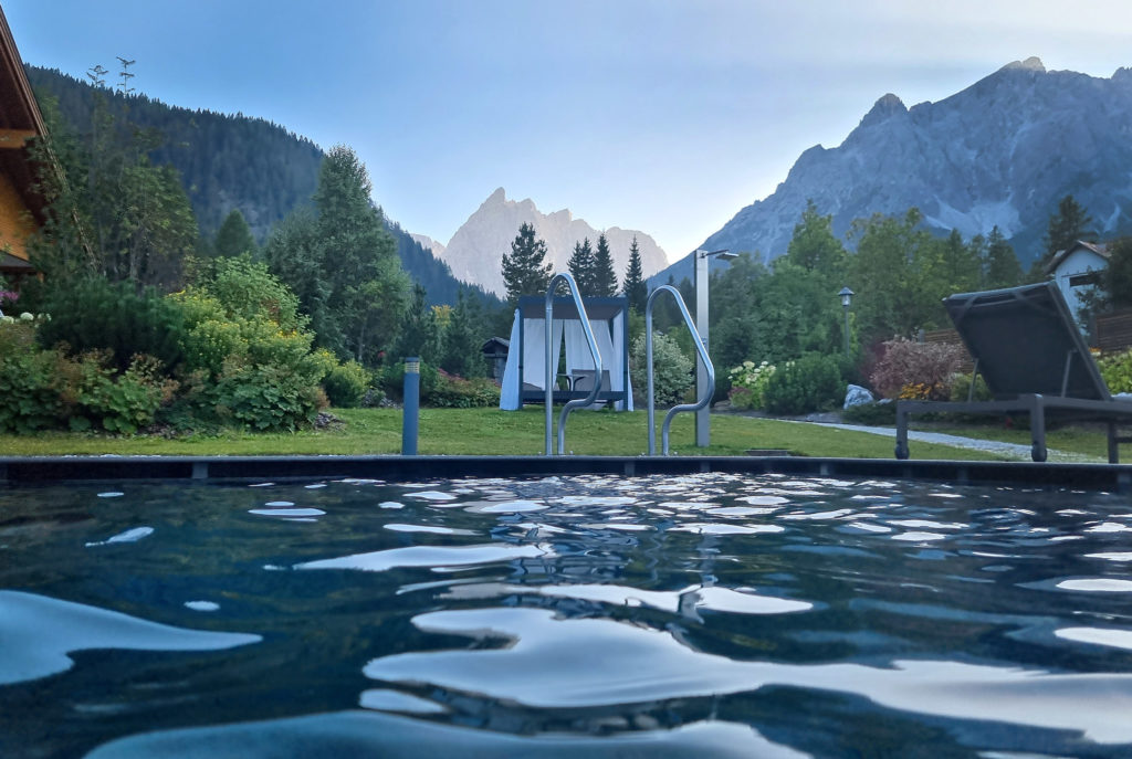 Außenpool mit Bergblick Bad Moos Aqua Spa Resort in Sexten